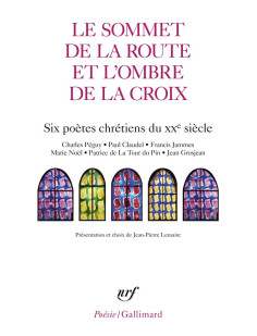 Le sommet de la route et l'ombre de la croix