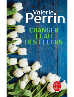 Changer l'eau des fleurs